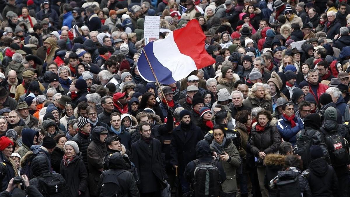 Marcha de los 'fulares rojos' por París.