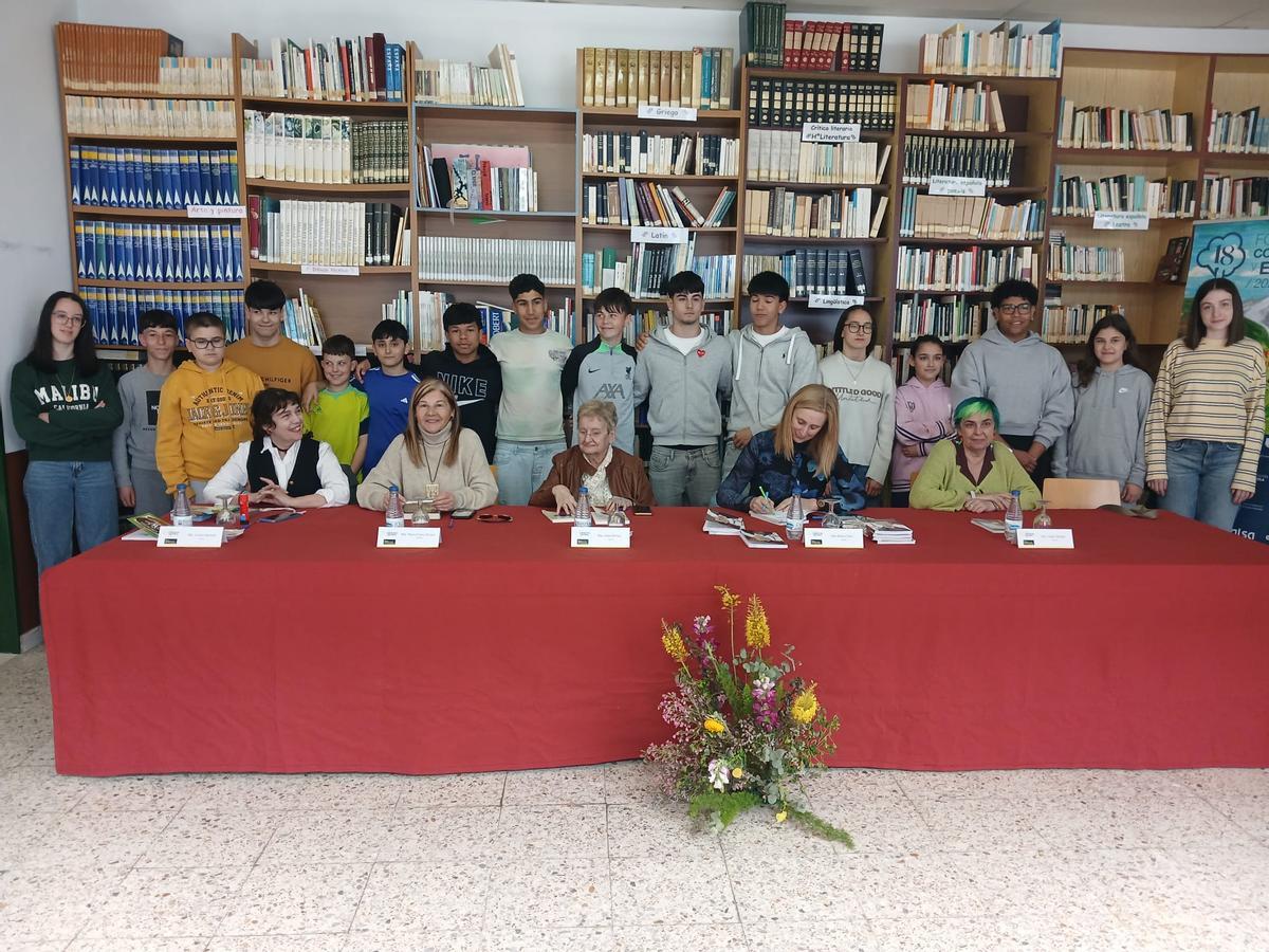 Un grupo de alumnos con las escritoras que participaron en el encuentro del jueves.