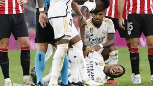 El defensa del Real Madrid Ëder Militao se lamenta en el suelo, durante el partido de Liga en Primera División ante el Athletic que disputaron en el estadio de San Mamés, en Bilbao. EFE/Miguel Toña