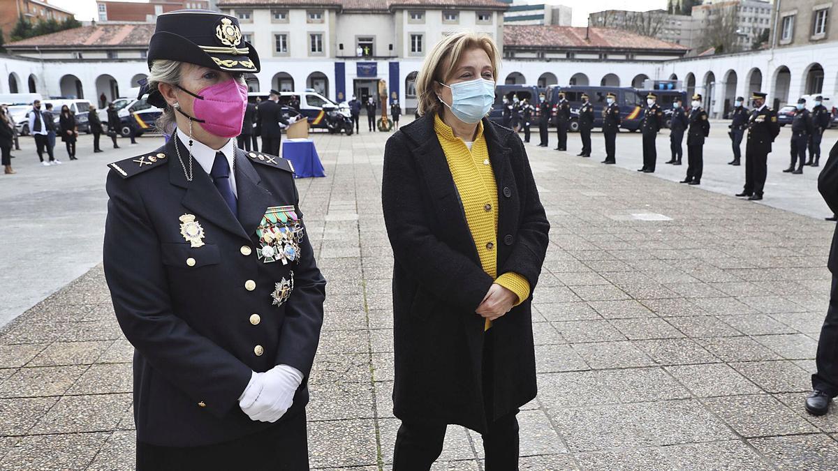 Luisa María Benvenuty y Delia Losa, al finalizar el acto de jura en las instalaciones policiales ovetenses de Buenavista. | Ricardo Solís