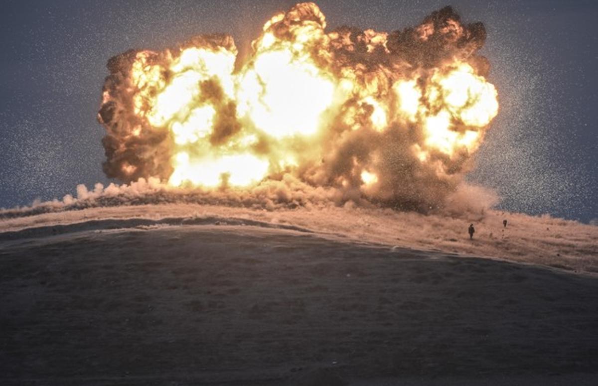 El ganador del tercer premio en la categoría ’Spot News, el fotógrafo Bulent Kilic. La imagen muestra el bombardeo de una posición del Estado Islámico en Tilsehir, cerca de Turquía, el pasado mes de octubre.