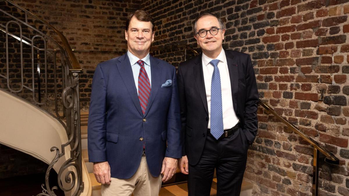 Jim Farley, presidente y CEO de Ford Motor Company, junto a François Provost, CEO de Renault Group, tras la firma del acuerdo.
