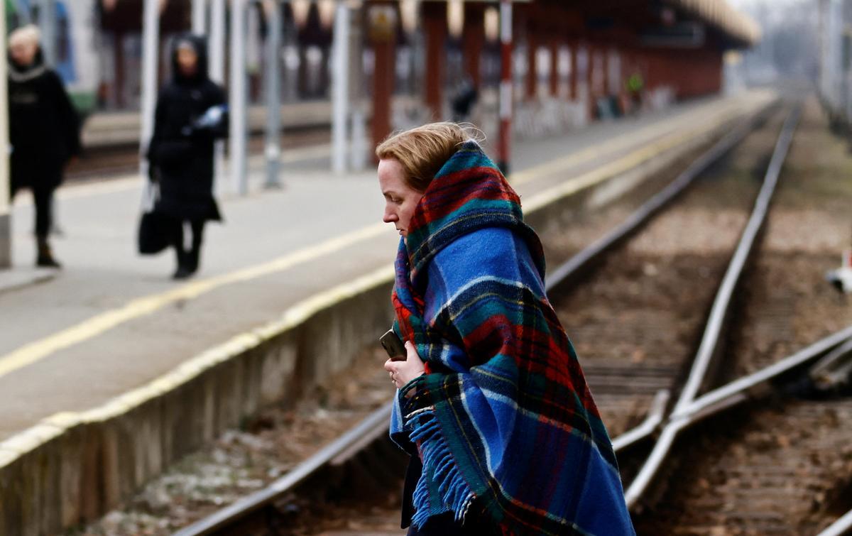 Una mujer cruza las vías de la estación de Przemysl, en Polonia, tras huir de Ucrania.