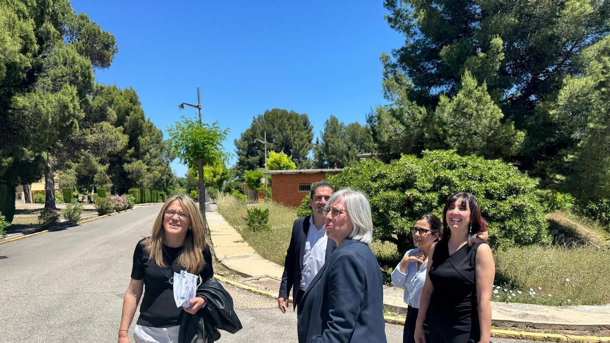 La presidenta de Casa 47, en el centro, con el alcalde y concejales, durante su visita a la Colonia de Aviación de Alcoy
