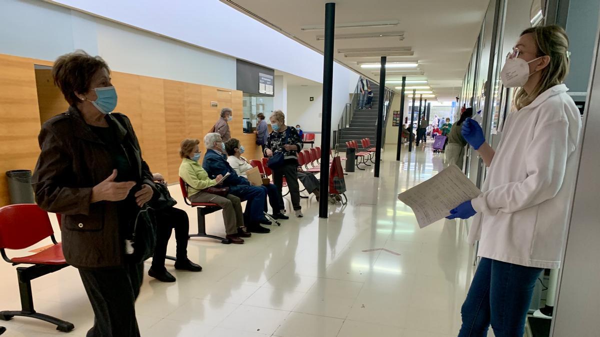 Pacientes en el centro de salud de Plaza de América en Alicante