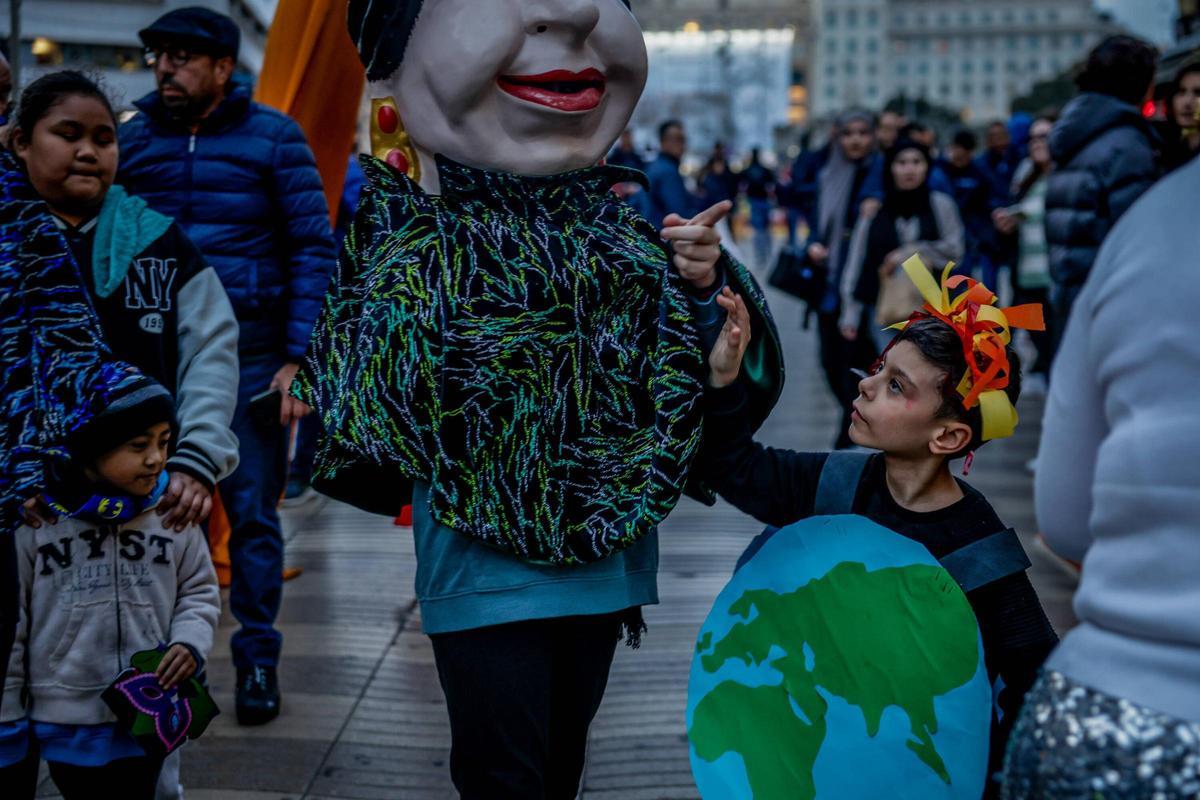 Cercavila de incio del Carnaval de Barcelona. El recorrido ha empezado al inicio de la Rambla para dirigirse al Palau de la Virreina, donde ha habido un espectáculo y una 'taronjada' ( confeti y globos)