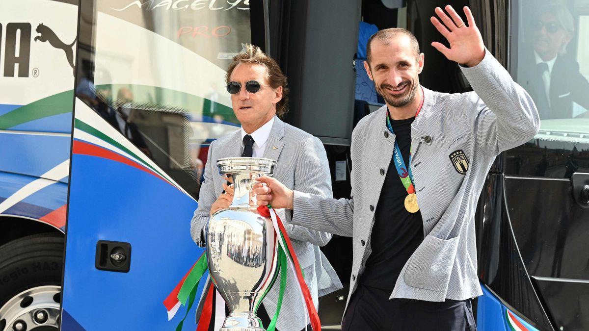 Mancini y Chiellini llevan el trofeo de Italia al palacio del Quirinal