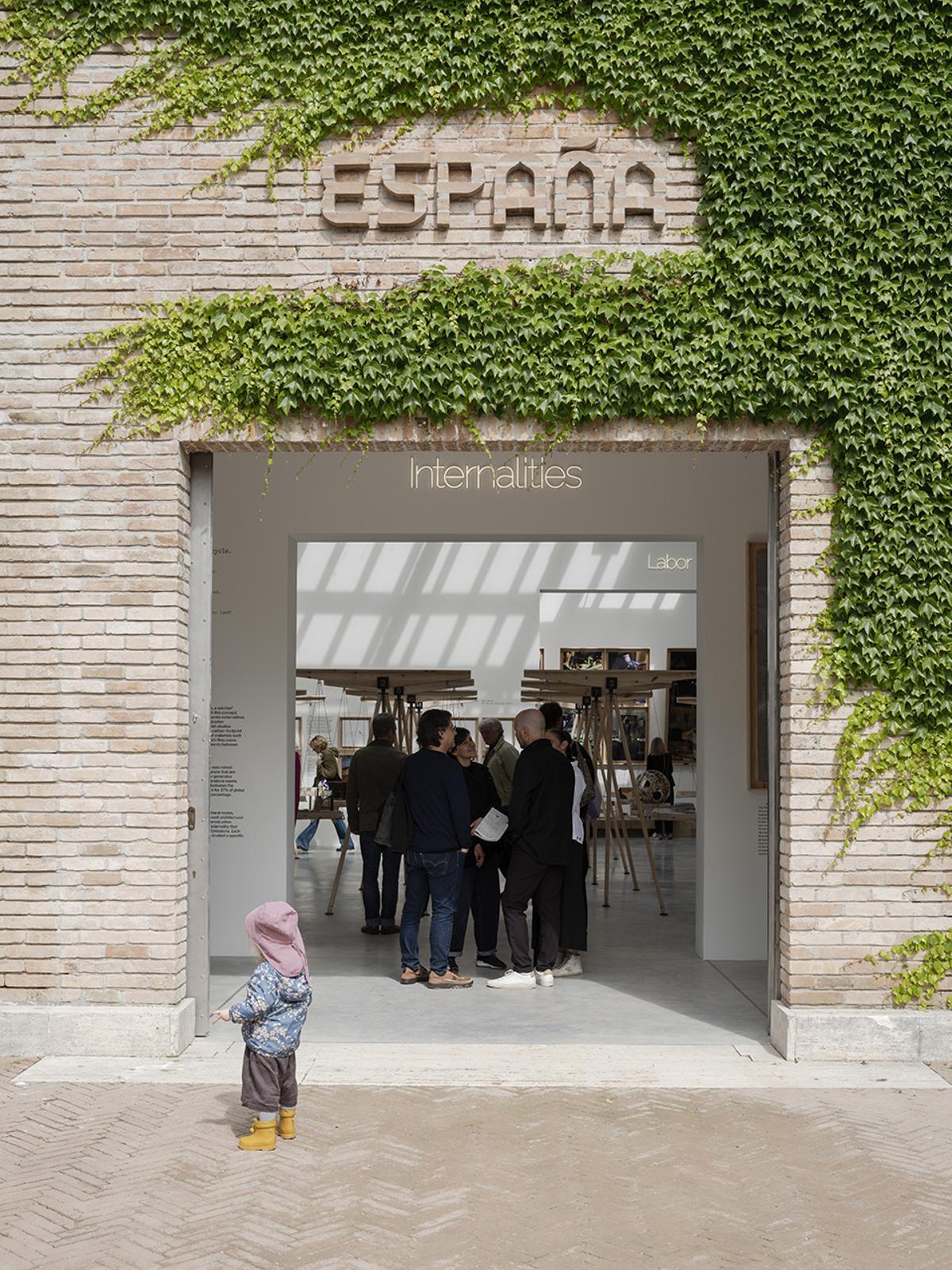 Entrada al Pabellón de España