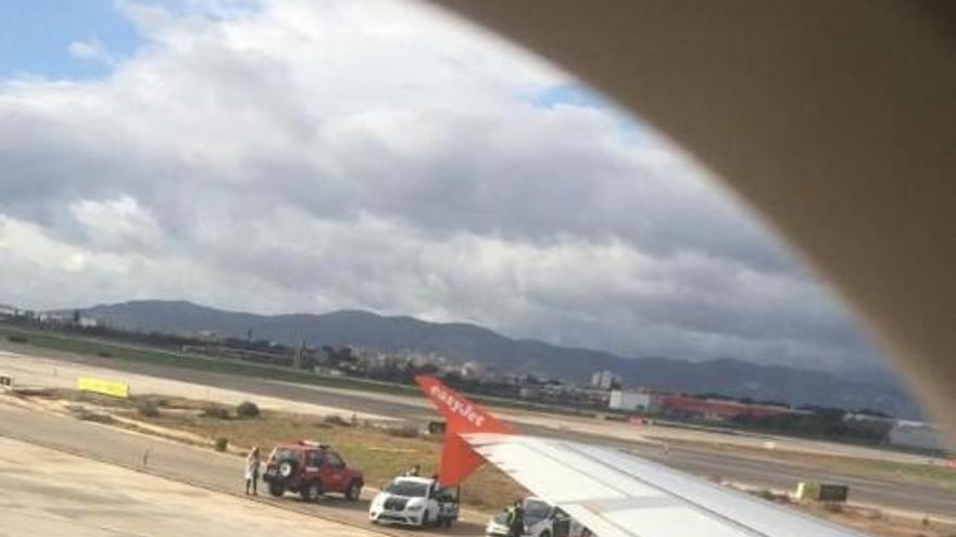 Un camión de bomberos, a pie de pista, tras el aterrizaje esta mañana del avión de Easyjet tras chocar contra un ave.
