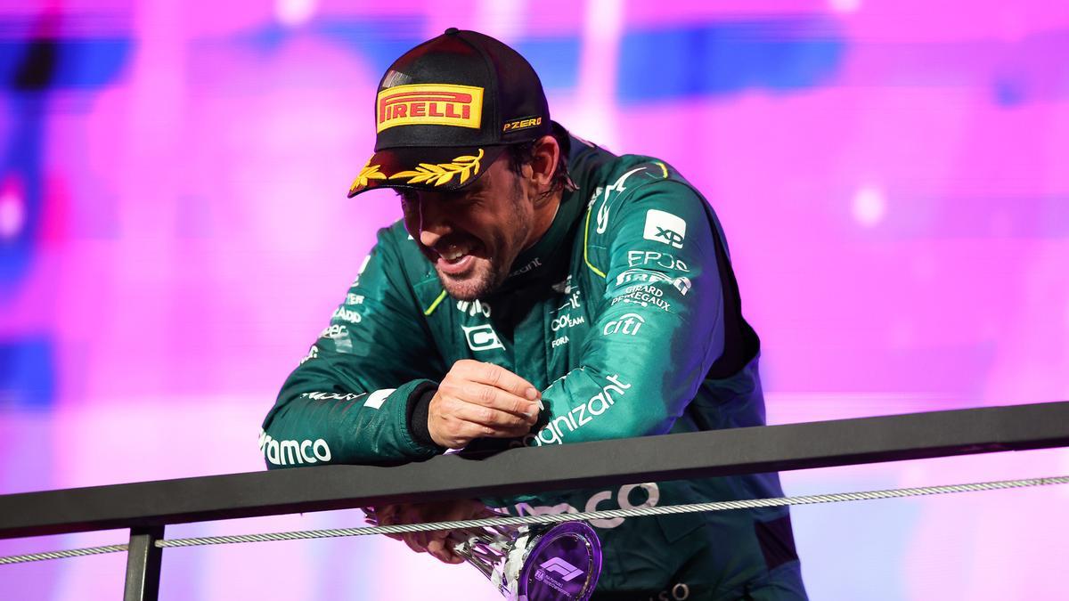 Fernando Alonso en el podio del Gran Premio de Arabia Saudí. Dppi / Afp7 / Europa Press