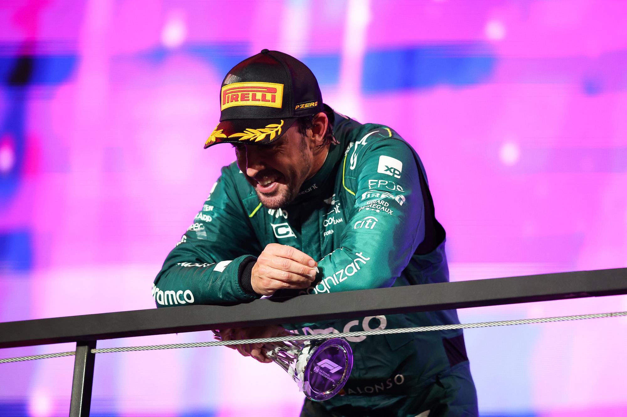 Fernando Alonso en el podio del Gran Premio de Arabia Saudí