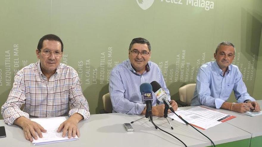 Juan Carlos Ruiz, el alcalde, Antonio Moreno Ferrer, y José Antonio Moreno, ayer.