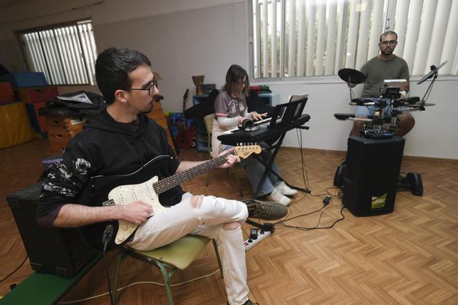 Ensayo del grupo musical de Aspercan