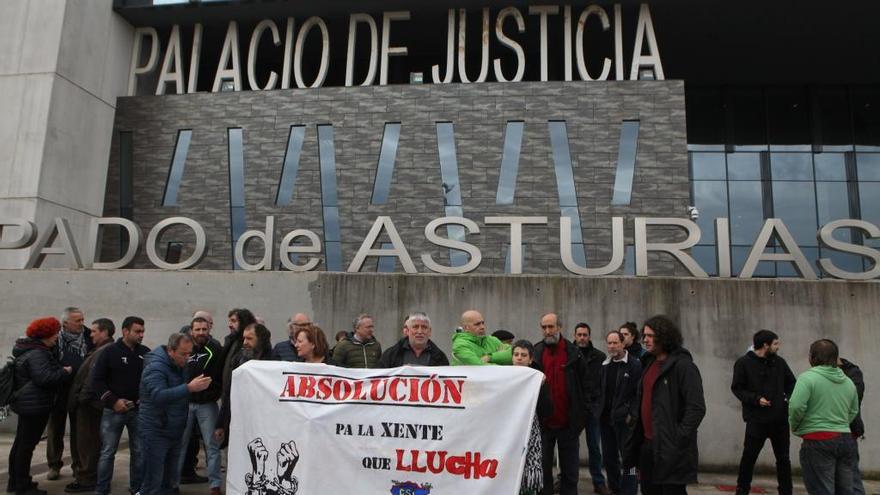 Conduce por dirección prohibida en Gijón, casi atropella a un manifestante y acaba denunciándole