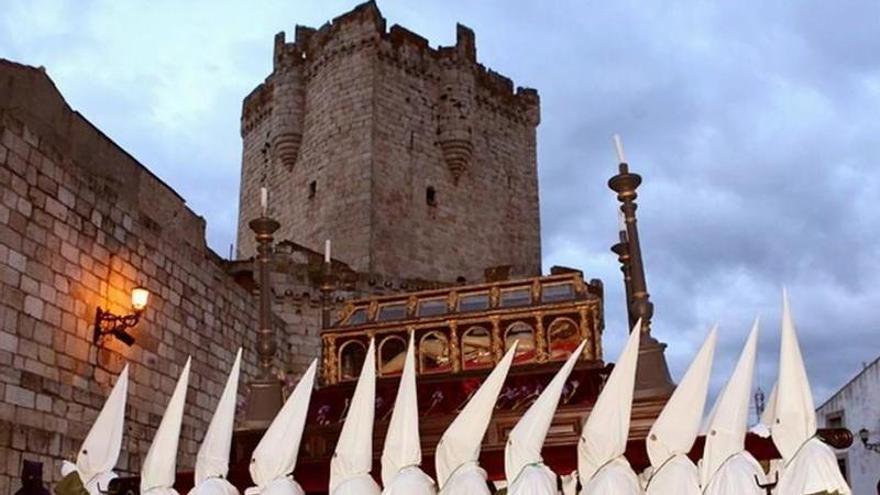 Coria ofrece hoy Viernes Santo dos procesiones: el Santo Entierro y la Soledad, por la tarde y noche