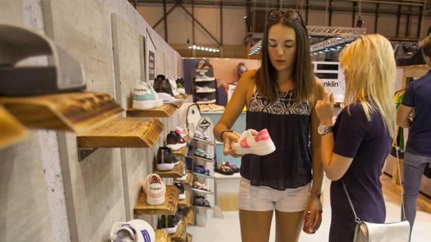 Un expositor de calzado en la feria que se celebra en Madrid.