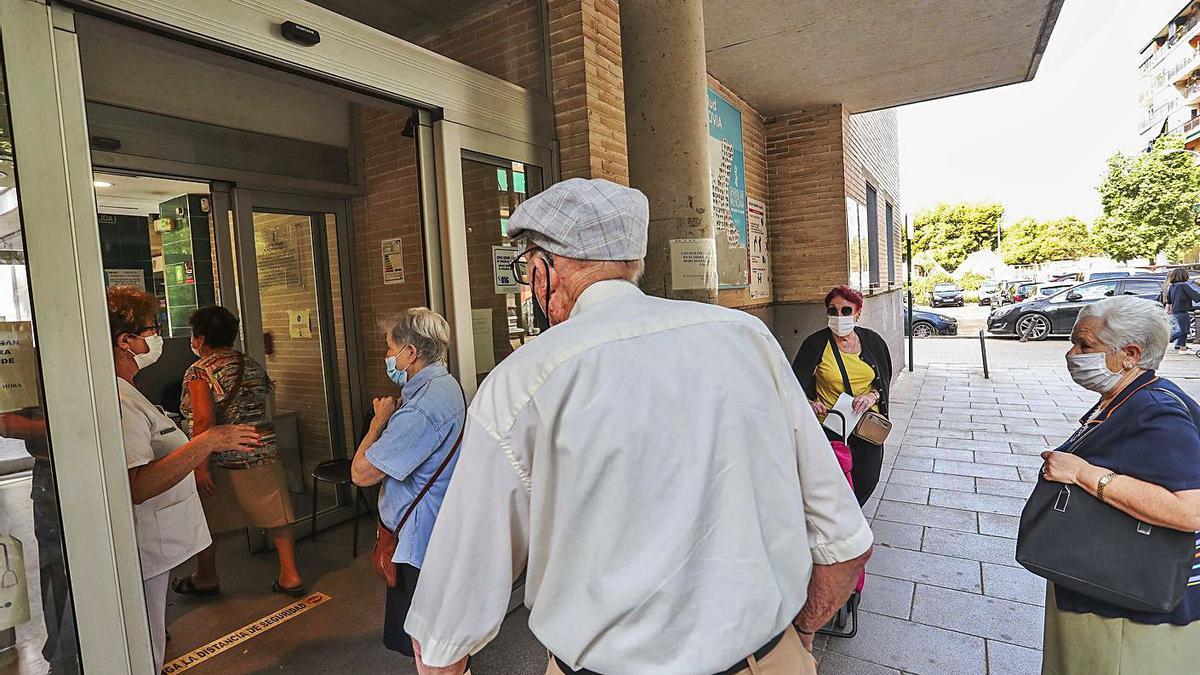 Una sanitaria controla la entrada de personas que van a realizarse pruebas al centro de salud.