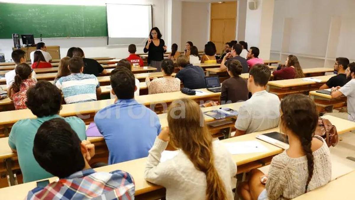 Alumnos en una clase, foto de archivo.