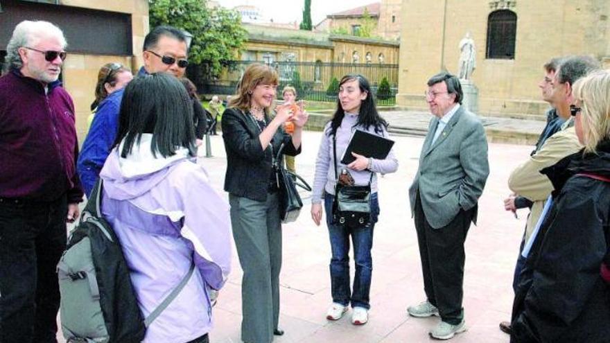 Elisa Llaneza, en el centro, recibe a los touroperadores canadienses.