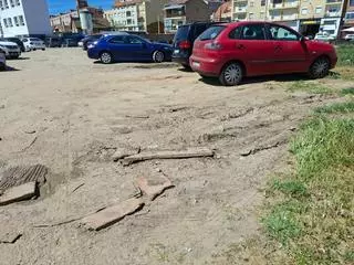 El deterioro de los terrenos agrava la falta de aparcamiento en Los Bloques de Zamora