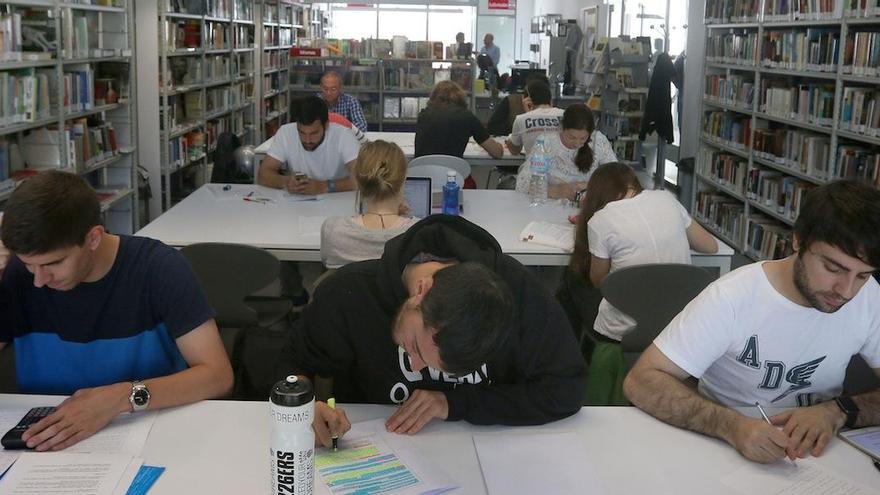 Foto de archivo de 2016 de la sala de estudio y lectura en la biblioteca municipal Emilio Prados, en El Palo.