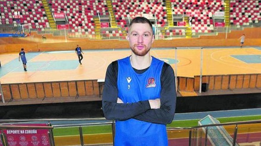 El base letón del Leyma, Ingus Jakovics, en la grada del Palacio de los Deportes de Riazor. |  // CARLOS PARDELLAS