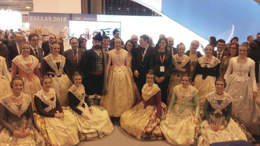 Once falleras mayores de València presentan el arte de la seda en Fitur