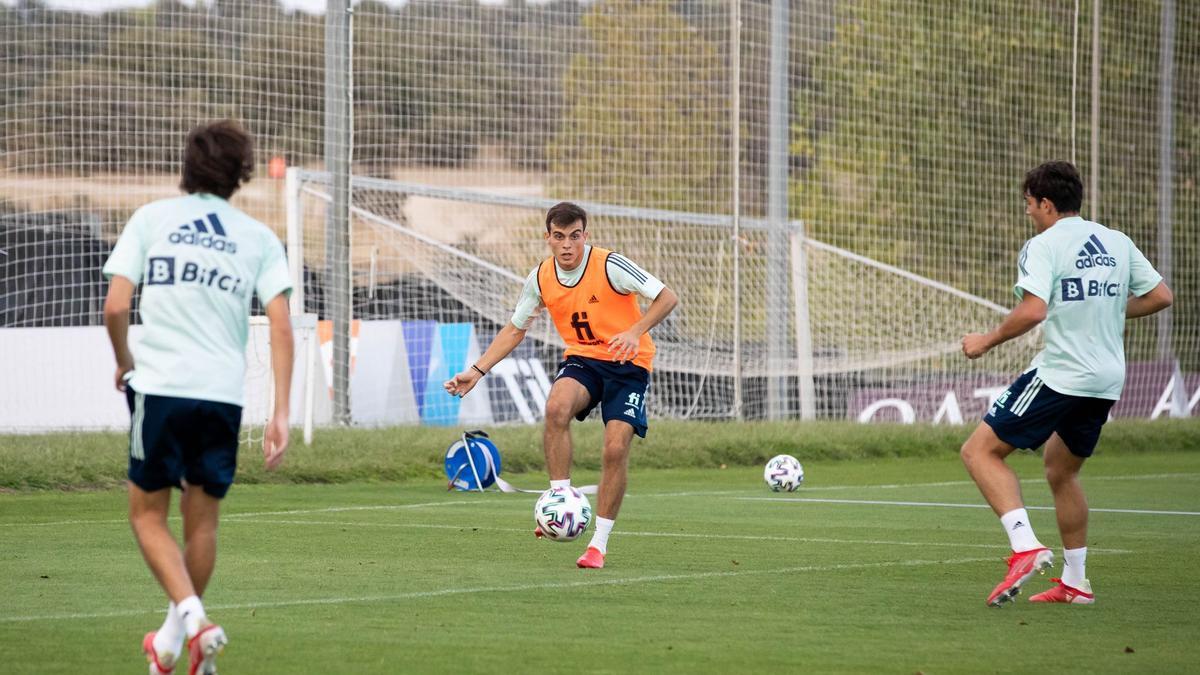 Francho golpea el balón con Azón siguiendo la jugada en el entrenamiento de la selección sub-21