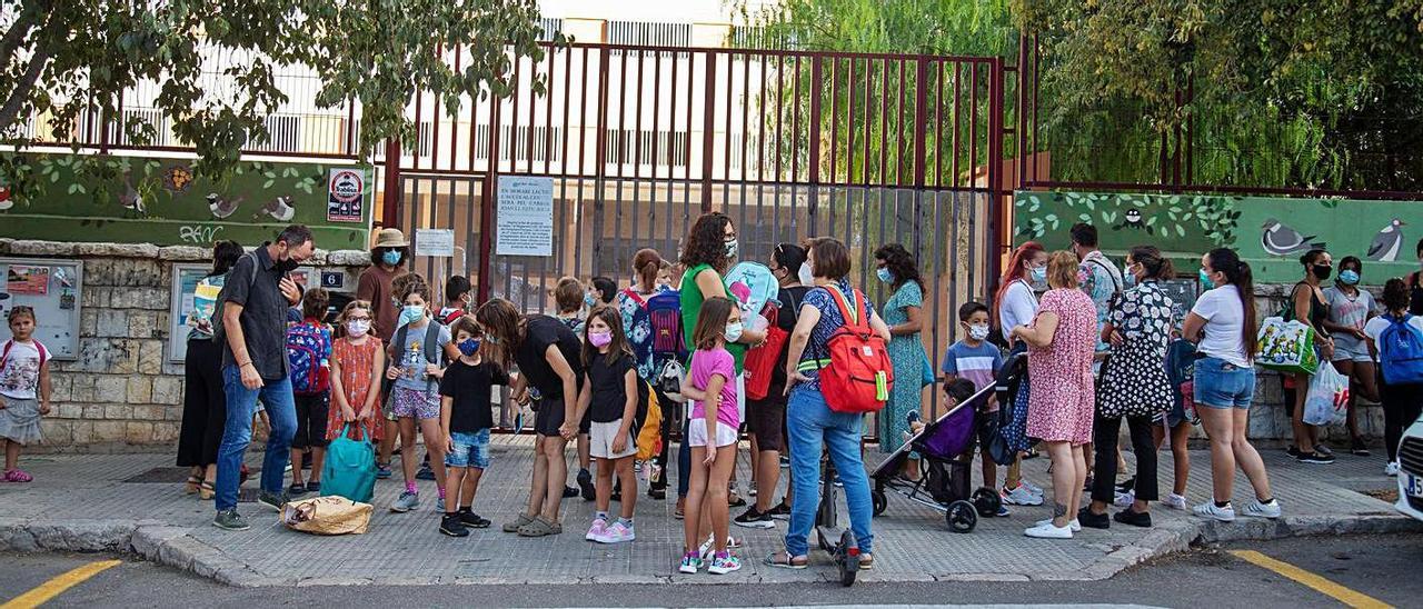 Desde Educación se recuerda que a las escuelas, como a una cafetería, se accede con mascarilla. | GUILLEM BOSCH