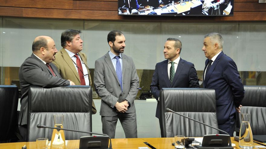 Vox insinúa que dejará pasar el presupuesto: &quot;No vamos a compadrear con el PSOE&quot;