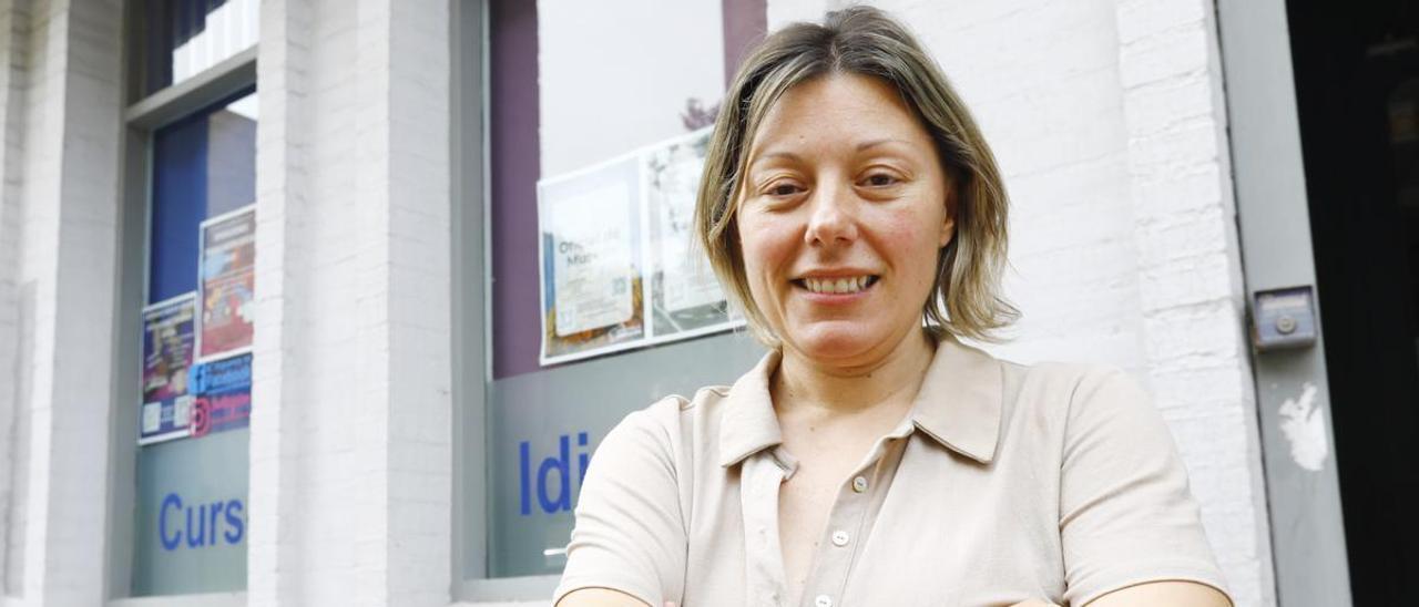 Cintia Royo, directora de Aragonesa de Educación, ante el centro de formación.