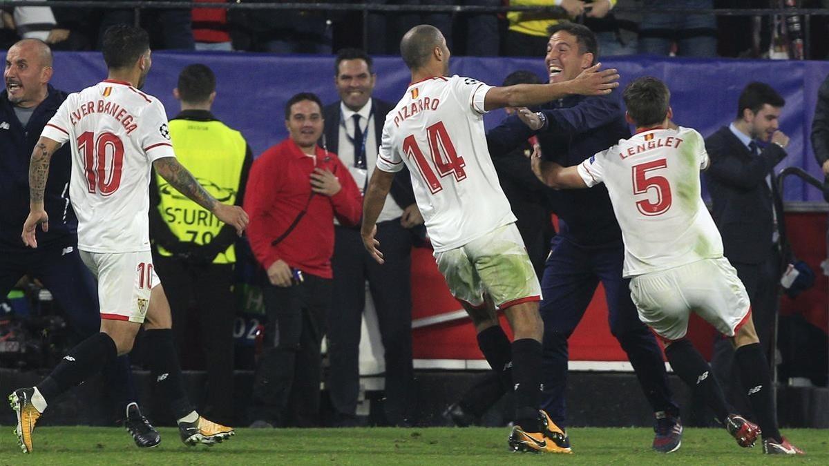 Los jugadores del Sevilla corren a abrazarse a Berizzo tras el empate (3-3) con el Liverpool, el martes por la noche.