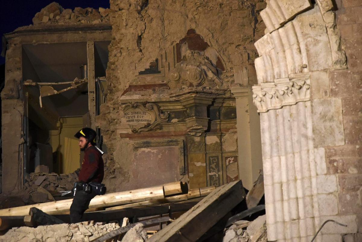 . Norcia (Italy), 05/11/2016.- Firemen work to recover historical objects from Basilica di San Benedetto collapsed after an earthquake in Norcia, Italy, 05 November 2016. Aftershocks continue to keep people on edge in the areas of central Italy devastated by a series of recent earthquakes, including 30 October 6.5-magnitude quake near Norcia. (Terremoto/sismo, Italia) EFE/EPA/PIETRO CROCCHIONI