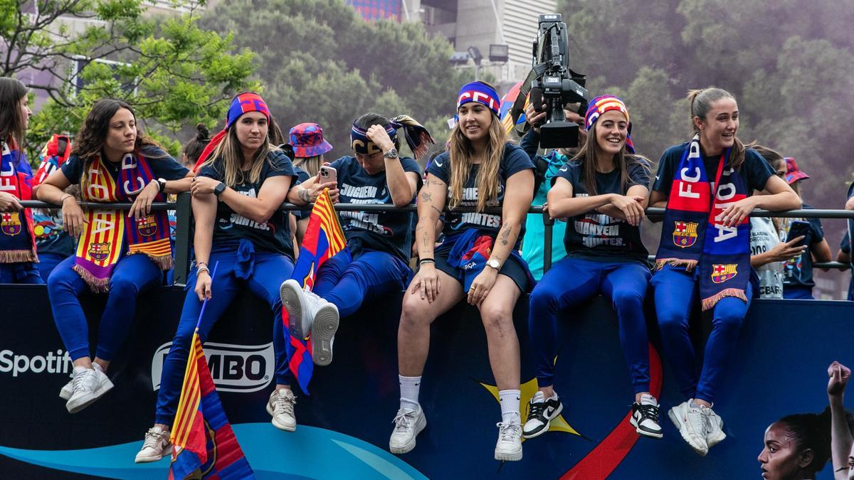 Las jugadores disfrutan del espectáculo desde el autobús.