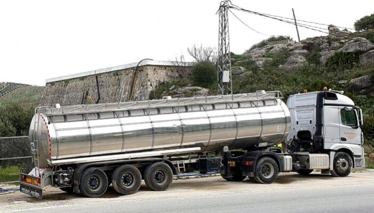 Transporte de agua hasta el Valle de Abdalajís. Camión cisterna