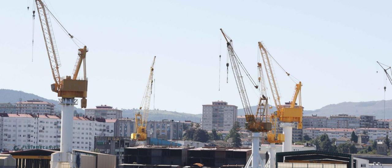 Instalaciones de Barreras, con los cascos del fallido proyecto Havila ocupando las gradas. | P. HERNÁNDEZ