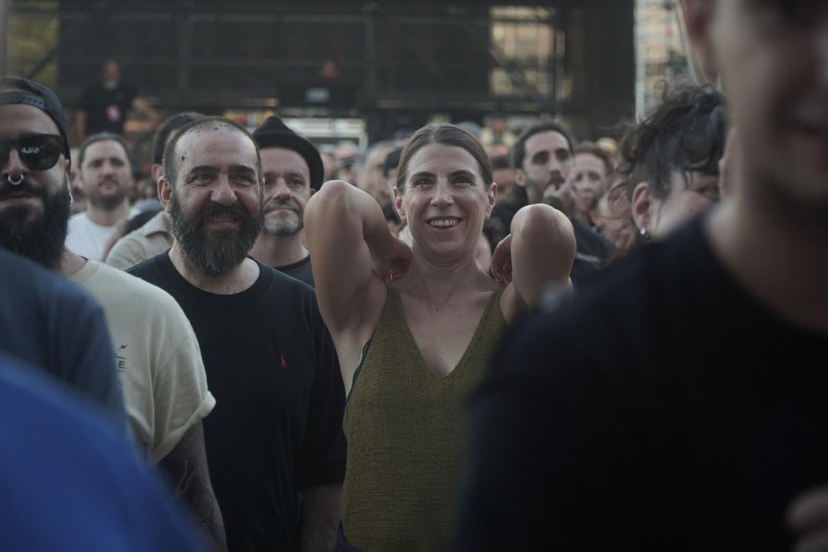 El dúo gallego formado por Anxela Baltar (guitarra y voz) y Violeta Mosquera (batería y voz) tomaron el escenario de la playa en la primera jornada del Festival Noroeste en Riazor. El dúo gallego formado por Anxela Baltar (guitarra y voz) y Violeta Mosquera (batería y voz) tomaron el escenario de la playa en la primera jornada del Festival Noroeste en Riazor.