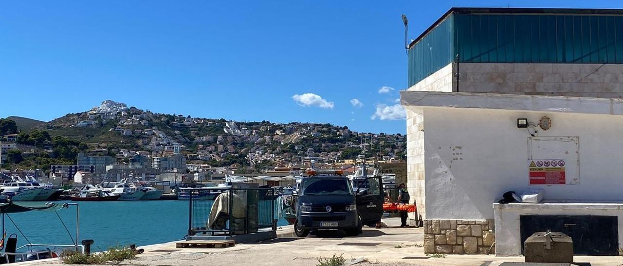 Los servicios funerarios en el momento de la retirada del cadáver encontrado el viernes entre Peñíscola y Alcossebre.