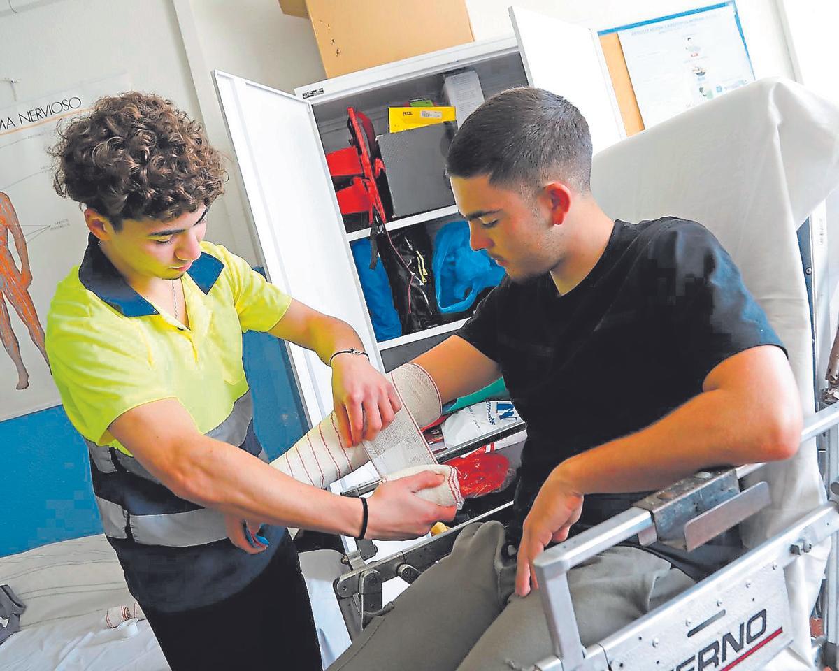 Un alumno de la FP de Emergencias Sanitarias realizando un vendaje durante sus prácticas formativas.