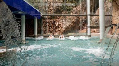 El balneario más bonito de España está al aire libre y entre dos montañas icónicas