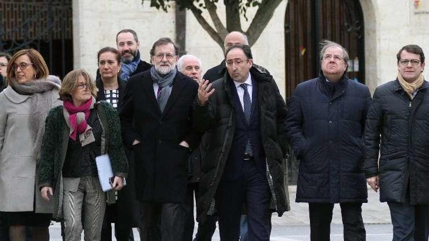 Rajoy y Herrera, junto al resto de las autoridades, pasean por la plaza de la Inmaculada de Palencia.