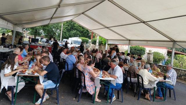 Animada comida de los vecinos del núcleo silledense de Toiriz |