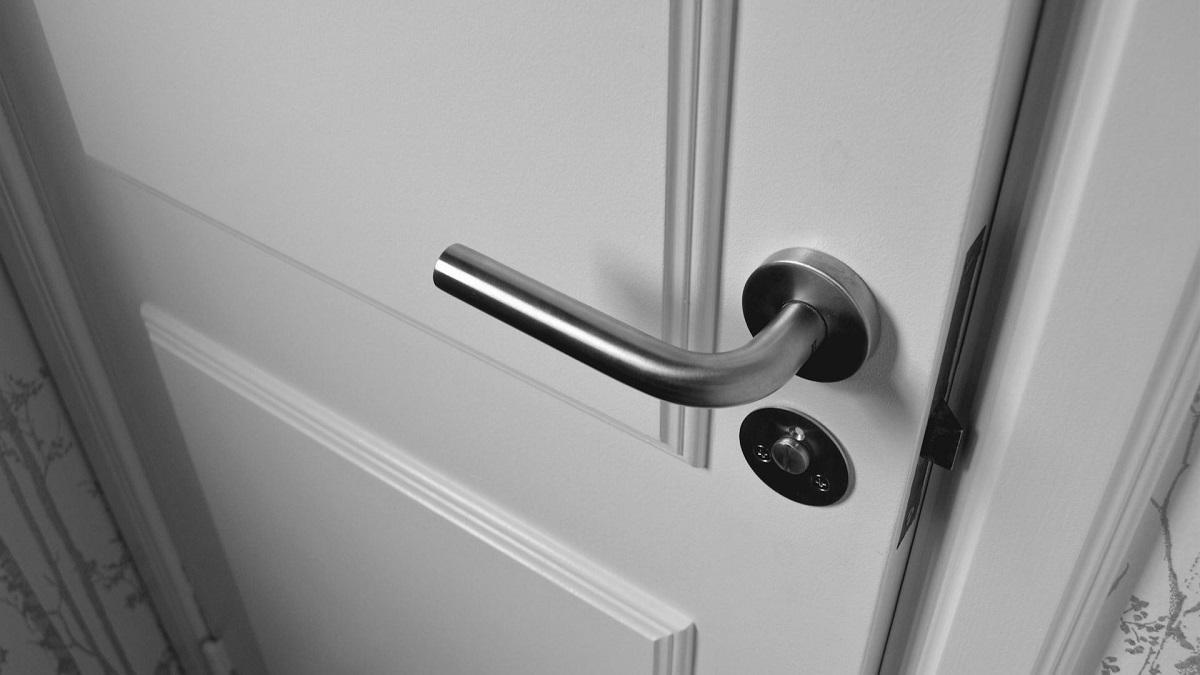 Dormir con la puerta cerrada: un hábito que puede salvar vidas