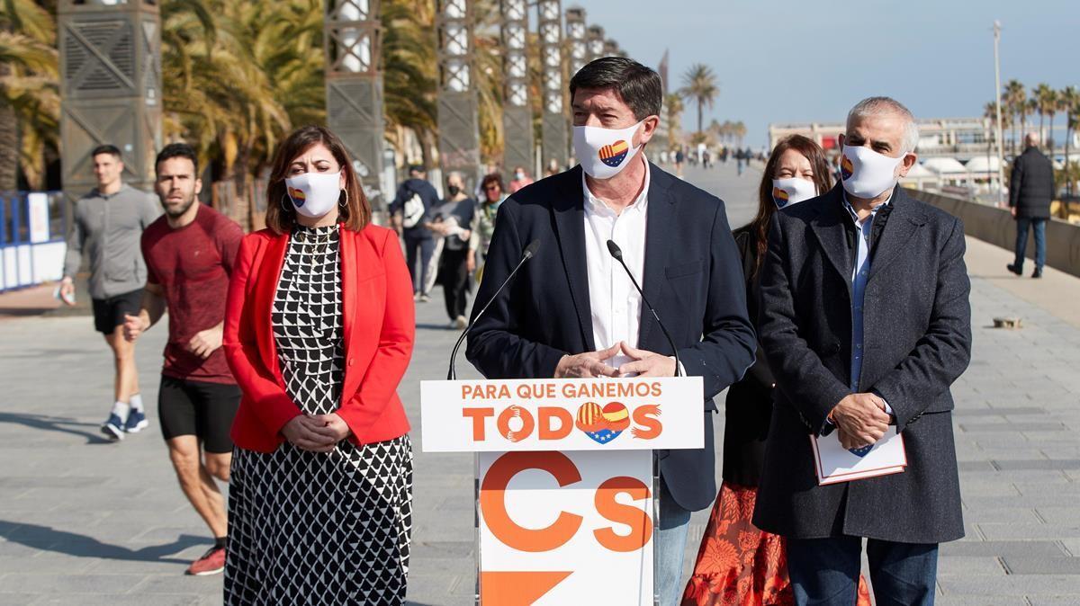 El vicepresidente de la Junta de Andalucía Juan Marín, acompañado del candidato de Ciudadanos a la presidencia de la Generalitat Carlos Carrizosa, la diputada del Parlament de Catalunya Marina Bravo y la presidenta del grupo municipal de Ciudadanos en el ayuntamiento de Barcelona Mariluz Guilarte, durante el acto electoral que han realizado en el Port Olímpic de Barcelona