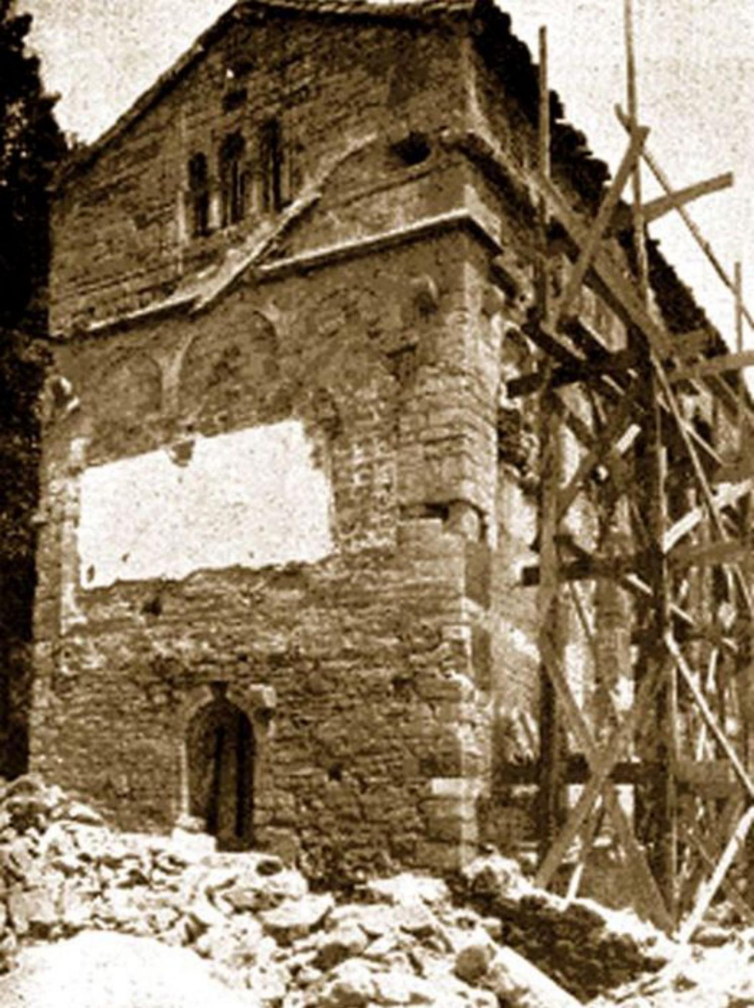 Santa María del Naranco, andamiada (10). |  LNE / Museo de Bellas Artes / Florentino López