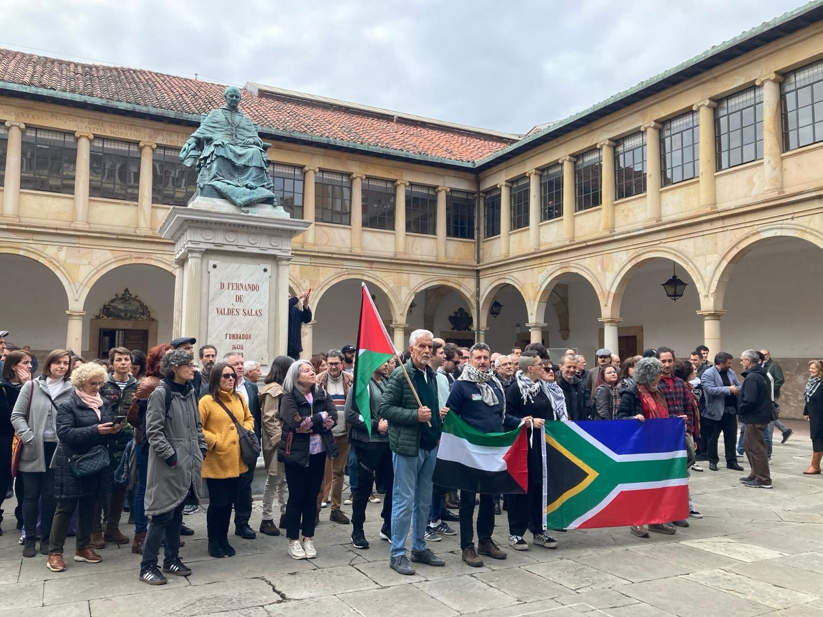 Concentración pro-palestina en el edificio histórico de la Universidad de Oviedo