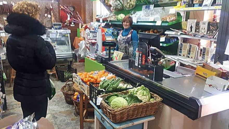 Una clienta en la tienda de Ana, con la dependienta Isabel Tolbaños.