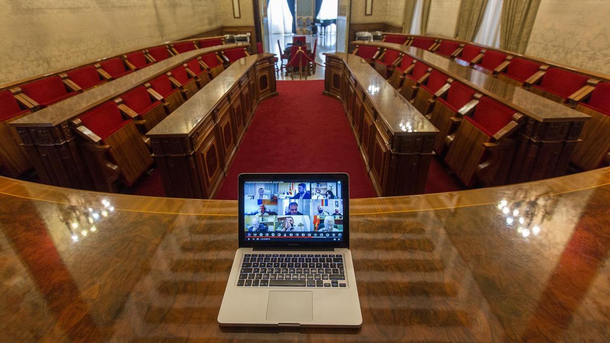 El Salón de Plenos vuelve a estar vacío al celebrarse la sesión telemáticamente