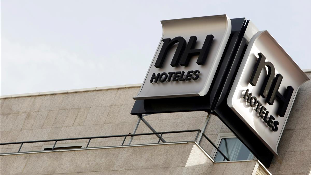 El logo de NH Hotels en uno de sus edificios.
