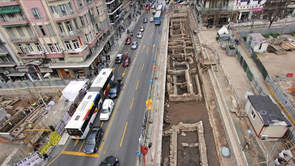 Tramo de la antigua vía romana en Salónica que Mitsozakis quiere trasladar para acabar el metro.